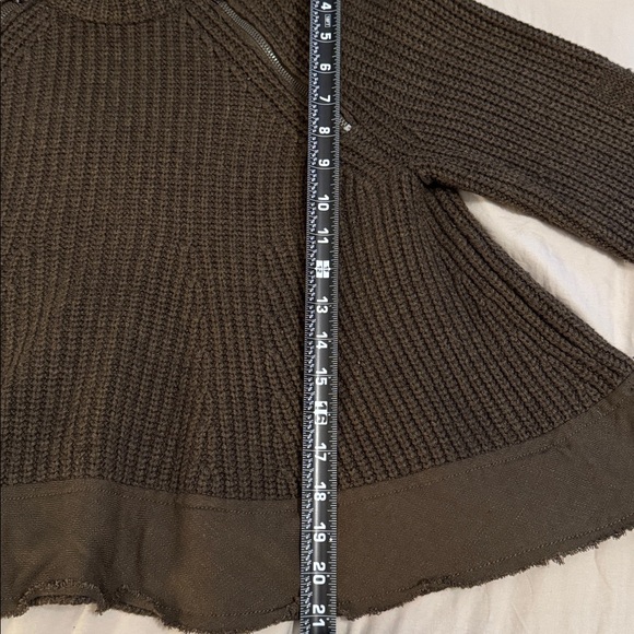 Free People Boho Style Crop Sweater Army Green size Medium. - Picture 6 of 9